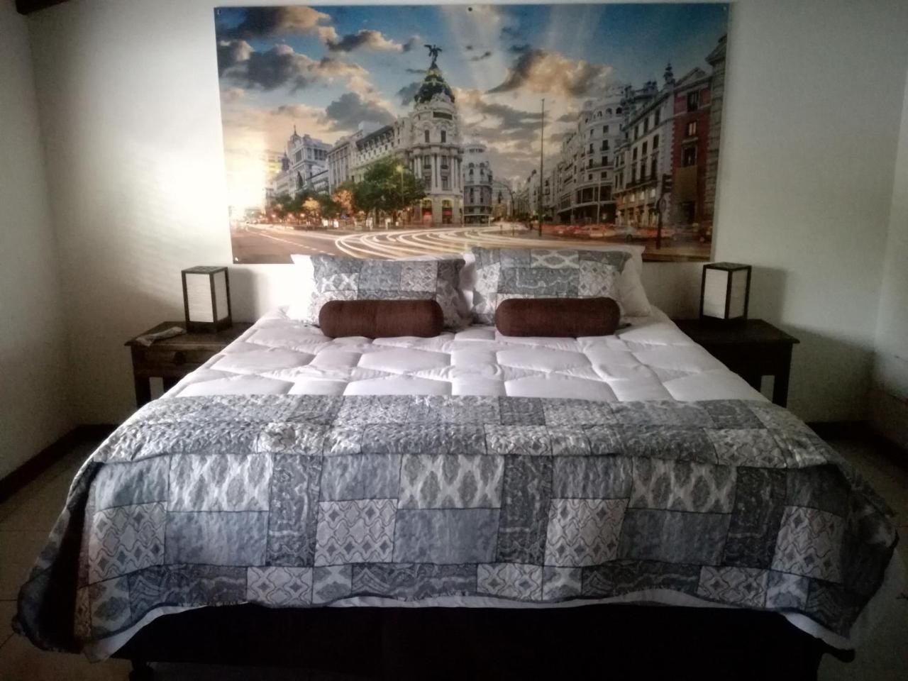 Oh Espana! Bed & Breakfast Guatemala City Bagian luar foto